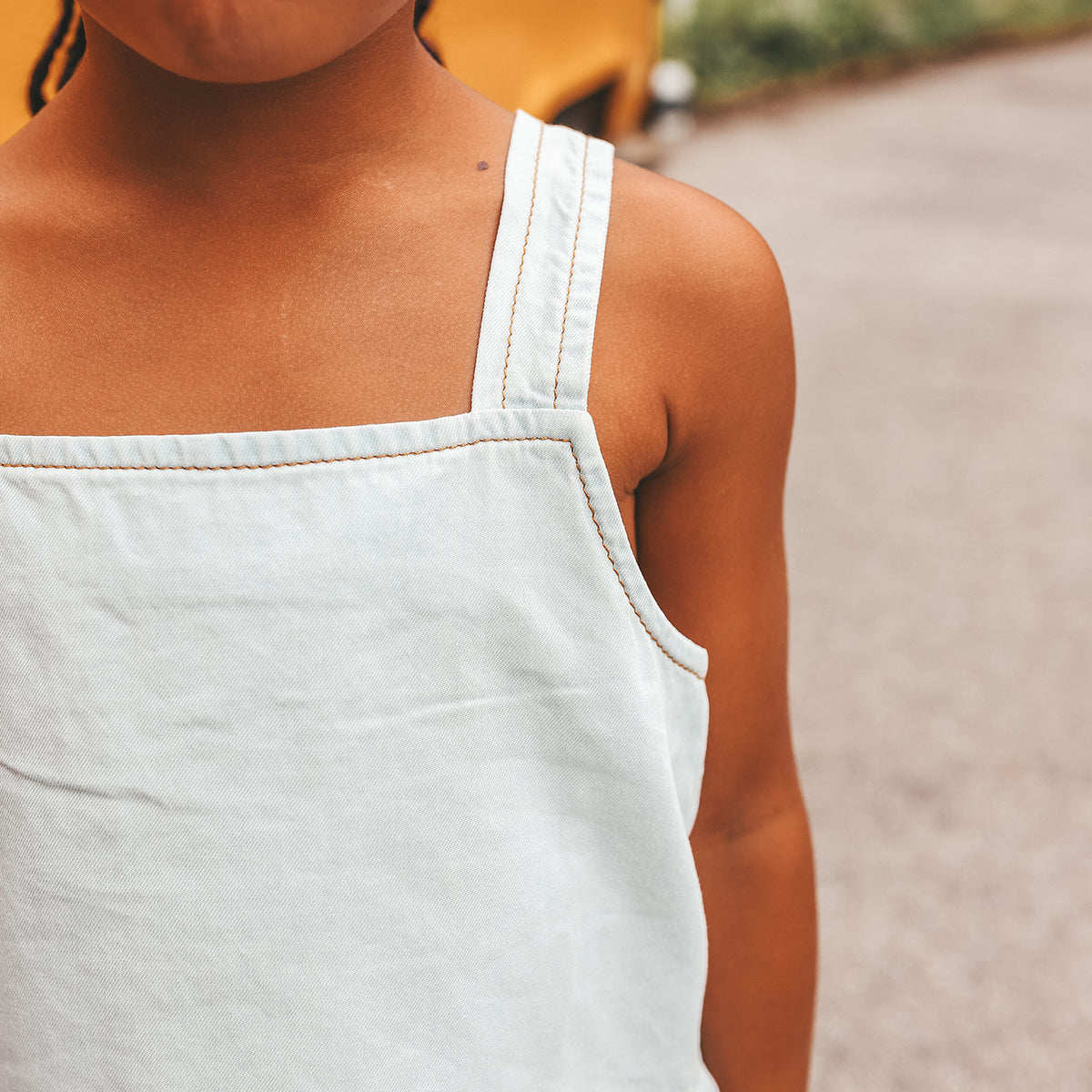 YWCHAMBRAY RUFFLE SINGLET lichte jeans