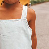 YWCHAMBRAY RUFFLE SINGLET lichte jeans