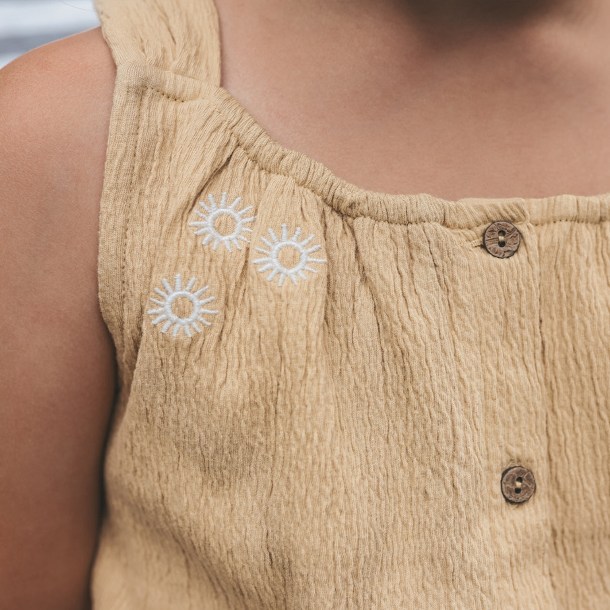YW WAVY BUTTON TOP kaki