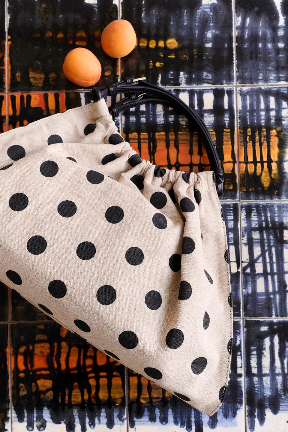 WITTE HANDTAS MET BOLLETJES wit